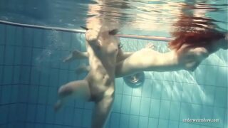 Frauen Nackt Schwimmen