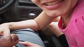 Video von Frau, die den Schwanz des Freundes im Auto saugt
