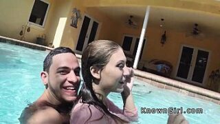 Junge Nutten auf Sexvideo im Pool