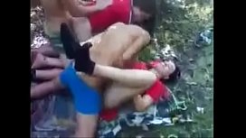 Mädchen mit ungezogenem Sex mitten im Wald