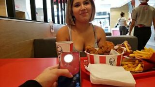 Blonde freche Pussy kleben im Badezimmer des KFC