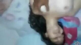 Echter Amateurporno mit schwarzem Kleben in Weiß