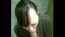 Frau saugt Freund bei der Arbeit