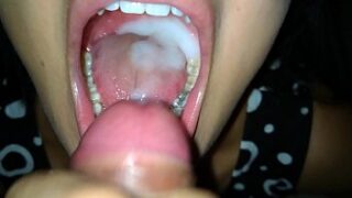 Neu beendet heißes Sperma trinken