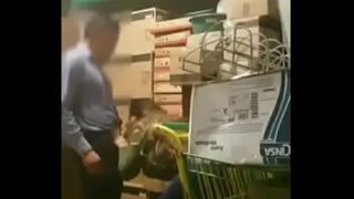 Einen Quickie bei der Arbeit mit dem Chef geben